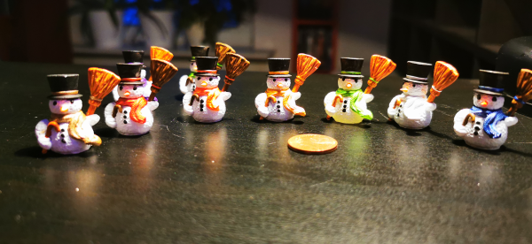 Kleiner handbemalter Schneemann